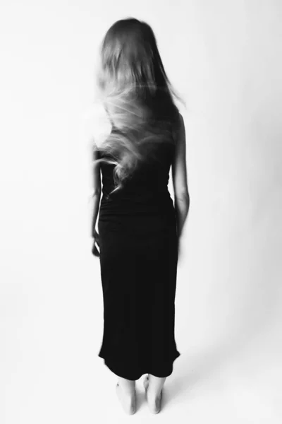 Piękna Dziewczyna Długimi Włosami Czarnej Koszuli Nocnej Ramiączkami Spontanicznie Porusza — Zdjęcie stockowe