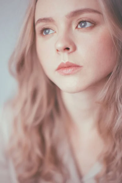 Нежный Небесный Портрет Молодой Девушки Кукольной Внешностью Белыми Волосами Синем — стоковое фото