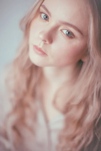 Нежный Небесный Портрет Молодой Девушки Кукольной Внешностью Белыми Волосами Синем — стоковое фото