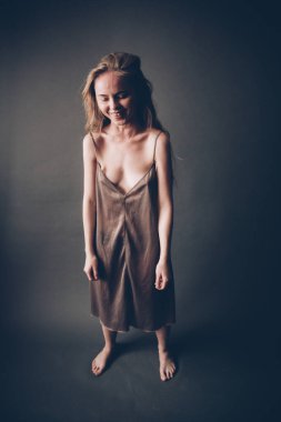 Bir dansçının sanat portresi, hareketlere yakın. Çerçevelerde ışık giderici ve sanat gürültüsü