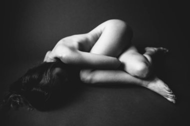 Vücut detayları yakın plan, çıplak kadın vücudu. Çıplak deri fotoğrafçılığı siyah beyaz. Çerçevelerde ışık giderici ve sanat gürültüsü