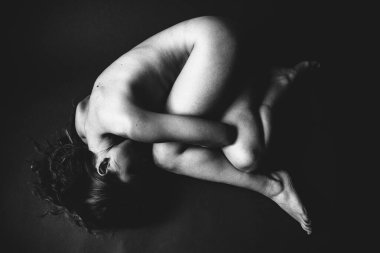 Vücut detayları yakın plan, çıplak kadın vücudu. Çıplak deri fotoğrafçılığı siyah beyaz. Çerçevelerde ışık giderici ve sanat gürültüsü