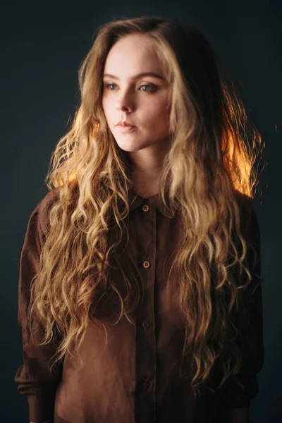 Menina Jovem Com Uma Aparência Eslava Europeia Cabelo Castanho Quimise — Fotografia de Stock