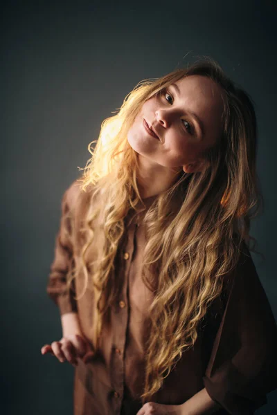 Młoda Dziewczyna Europejskim Słowiańskim Wyglądzie Brązowych Włosach Beżowym Chemii Sukienka — Zdjęcie stockowe