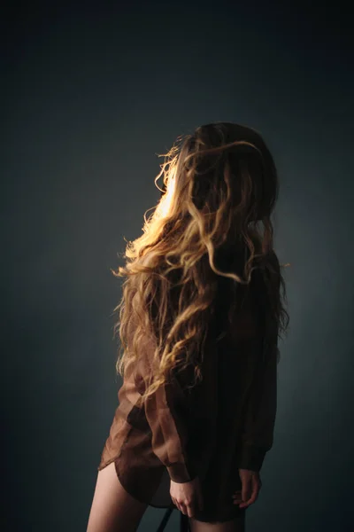 Menina Jovem Com Uma Aparência Eslava Europeia Cabelo Castanho Quimise — Fotografia de Stock