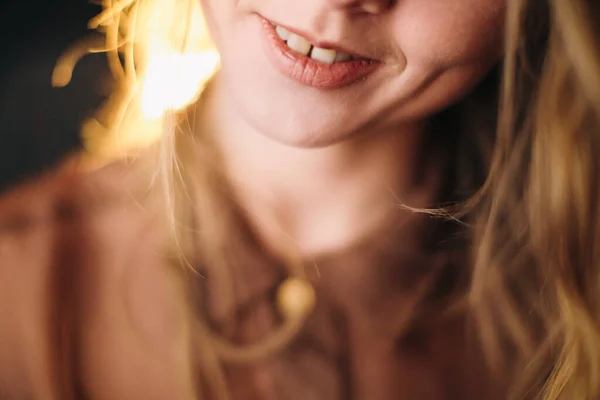Piękna Dziewczyna Brązowej Bluzce Uśmiecha Się Radośnie Kamery Bawi Się — Zdjęcie stockowe