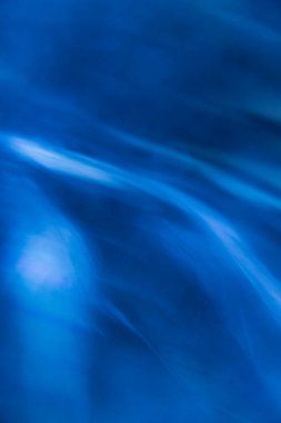 Mavi sihirli kuş tüyleri yakından, sulu mavi doymuş kuş arkaplanı