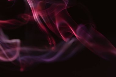 Sigaradan ve nargileden çıkan pembe ve kırmızı duman desenleri, büyülü bir alanın dezenfekte edilmesi.