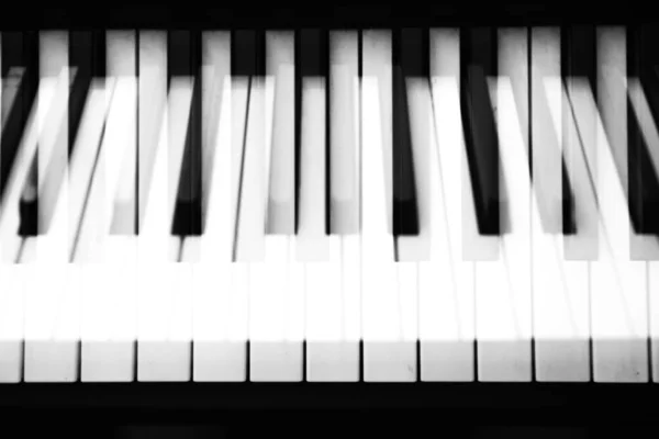 Musik Latar Belakang Kunci Piano Hitam Dan Putih Dalam Gelap — Stok Foto