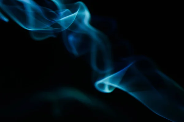 在黑暗中 绿烟的图案 香烟和烟叶喷出的美丽的烟雾 — 图库照片