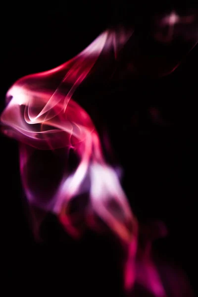 담배와 담뱃불에서 나오는 분홍빛 진홍색 연기가 마법의 세계를 — 스톡 사진