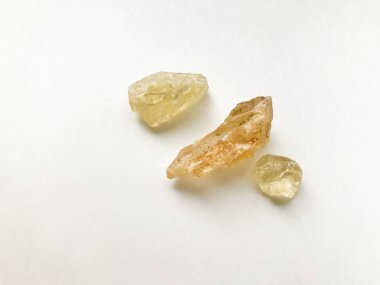 Doğal tütsü, tütsü reçinesi ve beyaz arka planda dammar yakın plan, metin için yer.