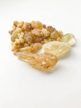 Doğal tütsü, tütsü reçinesi ve beyaz arka planda dammar yakın plan, metin için yer.