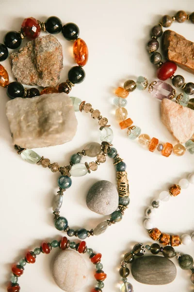 Doğal taşlardan ve minerallerden yapılmış bilezik, hafif arka planda takıların makro fotoğrafçılığı, yumuşak odaklı arka plan