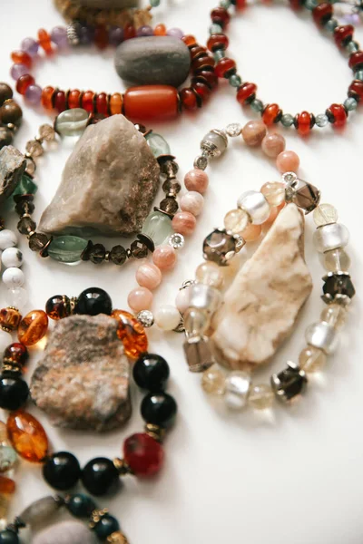 Doğal taşlardan ve minerallerden yapılmış bilezik, hafif arka planda takıların makro fotoğrafçılığı, yumuşak odaklı arka plan