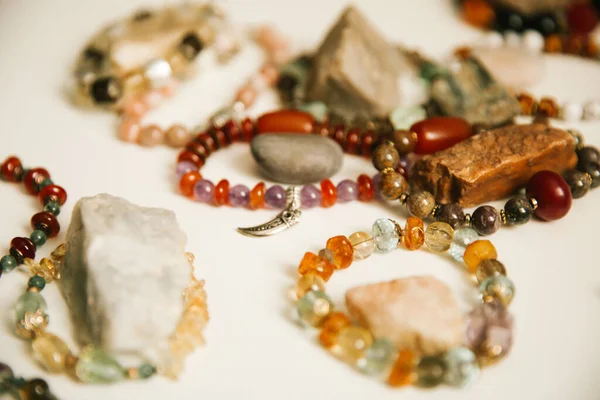 Doğal taşlardan ve minerallerden yapılmış bilezik, hafif arka planda takıların makro fotoğrafçılığı, yumuşak odaklı arka plan