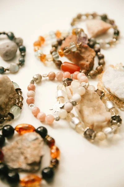 Doğal taşlardan ve minerallerden yapılmış bilezik, hafif arka planda takıların makro fotoğrafçılığı, yumuşak odaklı arka plan