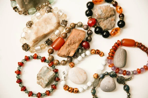 Doğal taşlardan yapılmış mücevherler ve bilezikler, doğal mineraller, üst görünüm ve metin için yer