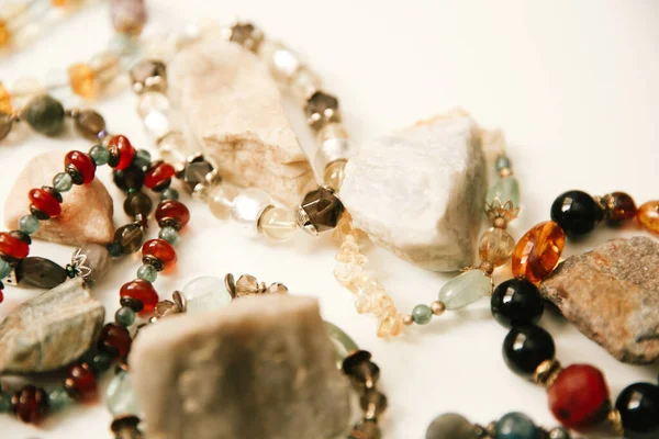 Doğal taşlardan ve minerallerden yapılmış bilezik, hafif arka planda takıların makro fotoğrafçılığı, yumuşak odaklı arka plan