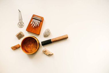 Etnik şamanik müzik enstrümanları, şarkı kasesi, arp ve kalimba