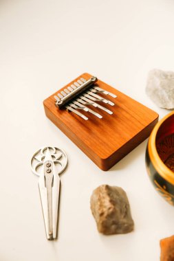Etnik şamanik müzik enstrümanları, şarkı kasesi, arp ve kalimba
