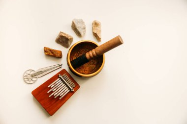 Etnik şamanik müzik enstrümanları, şarkı kasesi, arp ve kalimba