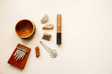 Etnik şamanik müzik enstrümanları, şarkı kasesi, arp ve kalimba