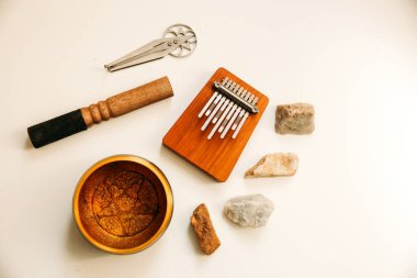 Etnik şamanik müzik enstrümanları, şarkı kasesi, arp ve kalimba