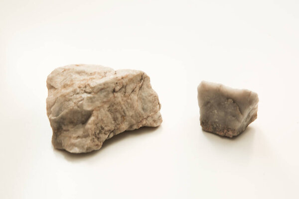 Природные минералы пород крупным планом на светлом фоне, легкий мягкий фон фокуса