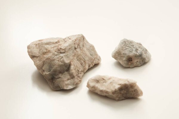 Природные минералы пород крупным планом на светлом фоне, легкий мягкий фон фокуса