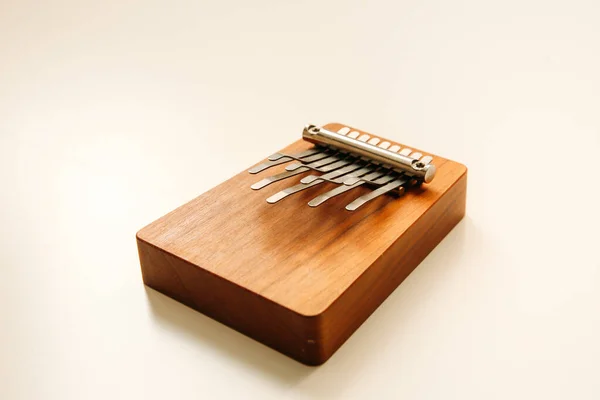 Instrumento Musical Étnico Kalimba Sobre Fundo Branco — Fotografia de Stock