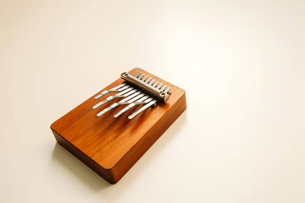 Instrumento Musical Étnico Kalimba Sobre Fundo Branco — Fotografia de Stock