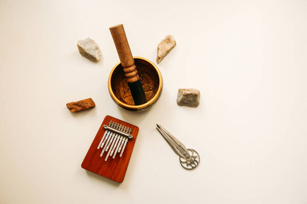 Этнические шаманские музыкальные инструменты, чаша для пения, арфа и калимба