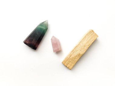 Palo santo tütsü çubuğu meditasyon için, mum ve gül kuvars kristali beyaz arka planda, metin için yer, üst görünüm için