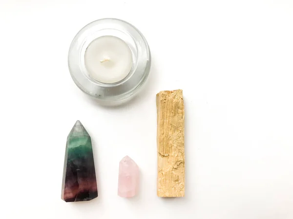 Palo Santo Räucherstäbchen Für Meditation Kerze Und Rosenquarzkristall Auf Weißem — Stockfoto