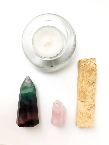 Palo Santo Räucherstäbchen Für Meditation Kerze Und Rosenquarzkristall Auf Weißem — Stockfoto