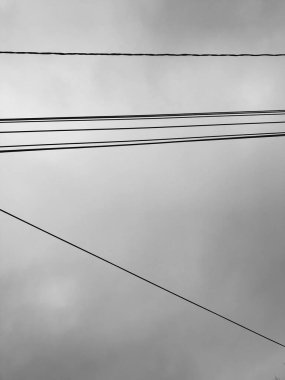 Kablolar gökyüzünde. Gri gökyüzündeki elektrik hatları