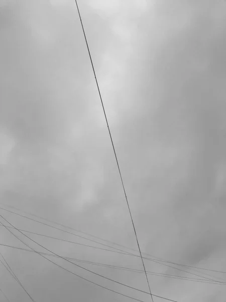 Przewody Niebie Linie Energetyczne Szarym Niebie — Zdjęcie stockowe
