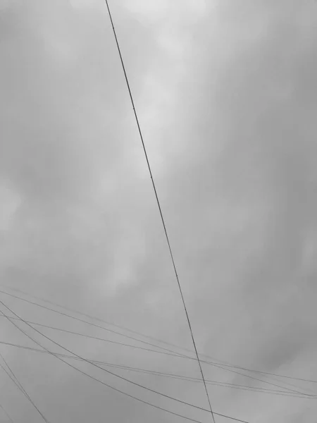 Fili Nel Cielo Linee Elettriche Nel Cielo Grigio — Foto Stock