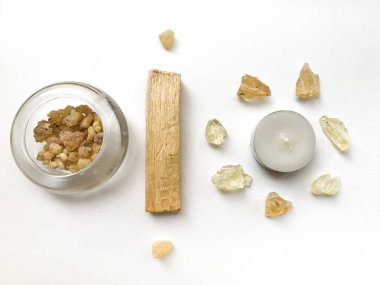 Palo santo sopa ve tütsü reçine arınma töreni için beyaz arka planda, üst görünümde