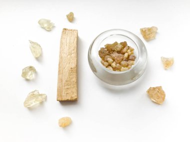 Palo santo çubukları, gül kuvars kristali ve doğal tütsü seti ve dammar reçineleri, beyaz arka planda yakın plan, metin için yer, sunak düzeni.