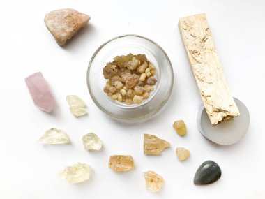 Palo santo çubukları, gül kuvars kristali ve doğal tütsü seti ve dammar reçineleri, beyaz arka planda yakın plan, metin için yer, sunak düzeni.