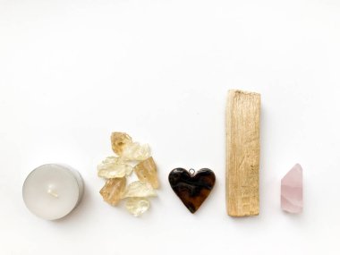 Palo santo çubukları, gül kuvars kristali ve doğal tütsü seti ve dammar reçineleri, beyaz arka planda yakın plan, metin için yer, sunak düzeni.