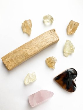Palo santo çubukları, gül kuvars kristali ve doğal tütsü seti ve dammar reçineleri, beyaz arka planda yakın plan, metin için yer, sunak düzeni.