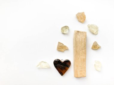 Palo santo çubukları, gül kuvars kristali ve doğal tütsü seti ve dammar reçineleri, beyaz arka planda yakın plan, metin için yer, sunak düzeni.
