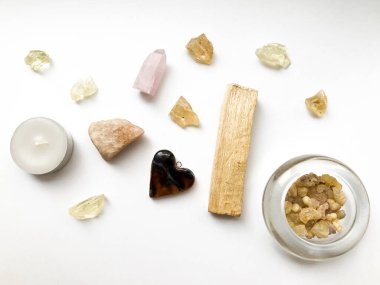 Palo santo çubukları, gül kuvars kristali ve doğal tütsü seti ve dammar reçineleri, beyaz arka planda yakın plan, metin için yer, sunak düzeni.
