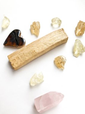 Palo santo çubukları, gül kuvars kristali ve doğal tütsü seti ve dammar reçineleri, beyaz arka planda yakın plan, metin için yer, sunak düzeni.
