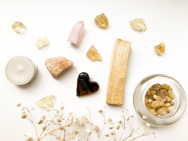 Palo santo çubukları, gül kuvars kristali ve doğal tütsü seti ve dammar reçineleri, beyaz arka planda yakın plan, metin için yer, sunak düzeni.