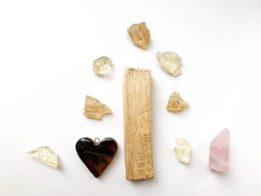 Palo santo çubukları, gül kuvars kristali ve doğal tütsü seti ve dammar reçineleri, beyaz arka planda yakın plan, metin için yer, sunak düzeni.