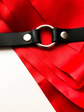 Bağlayıcı ve siyah deri yaka için kırmızı saten kurdele, beyaz arka planda bdsm ekipmanları, üst görünüm, metin için yer